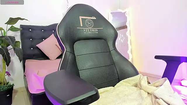 LUNAKITTY TAY online show from April 2026 11:29:02 AM