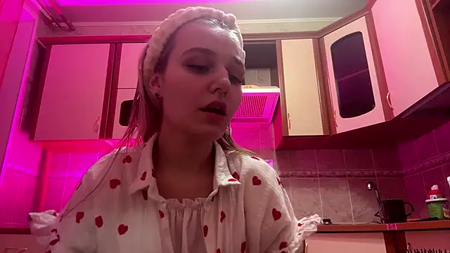 MiaBerlateen online show from February 2026 06:28:02 PM