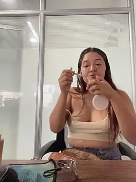 Emily Harpeer online show from April 2026 11:30:02 AM