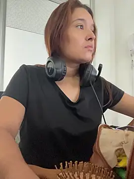 Emily Harpeer online show from April 2026 11:32:01 AM