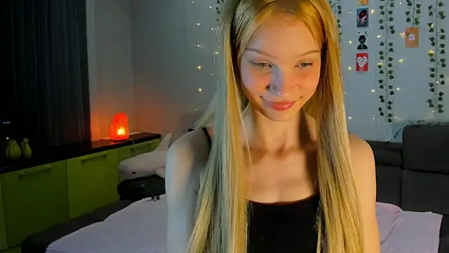 Kiracute18 online show from April 2026 04:18:01 PM