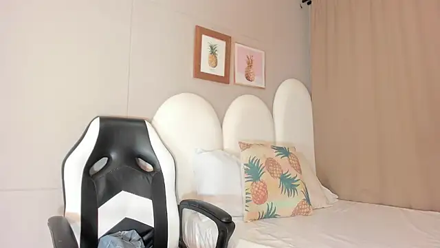 luna bradley  online show from March 2026 12:16:01 PM