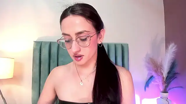 AndraCyruss online show from March 2026 12:17:02 AM