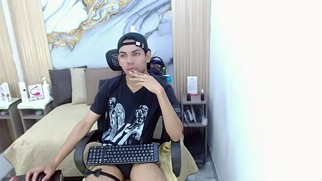 Snapshot of DaviidBuckx_ chatting on June 2026 02:36:02 AM DaviidBuckx online show from June 2026 02:36:02 AM