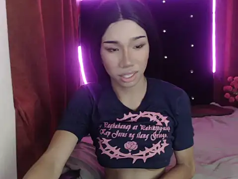 Snapshot of Queenoflustx chatting on May 2026 04:24:02 PM Queenoflustx online show from May 2026 04:24:02 PM