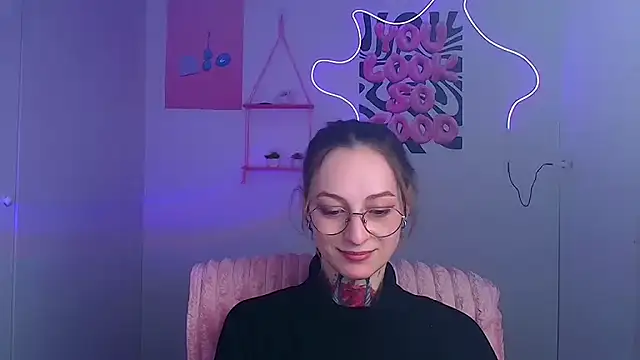 Snapshot of Esmi_Winter chatting on March 2026 06:28:01 AM Esmi Winter online show from March 2026 06:28:01 AM