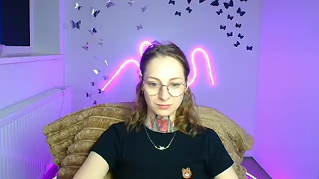 Esmi Winter online show from April 2026 11:52:01 AM