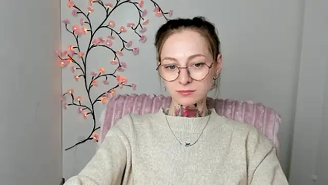 Esmi Winter online show from April 2026 11:31:02 AM