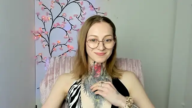 Esmi Winter online show from April 2026 06:10:01 PM