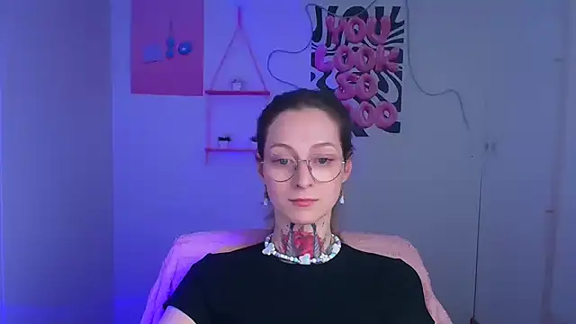 Esmi Winter online show from April 2026 11:46:02 AM