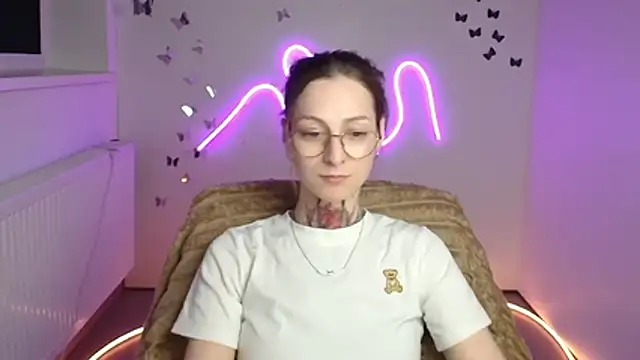 Esmi Winter online show from April 2026 11:34:01 AM