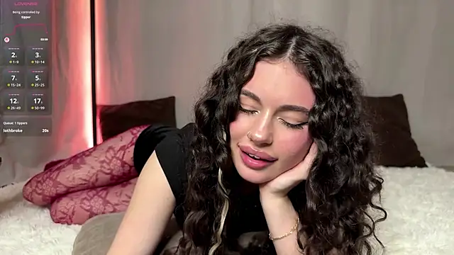 Moonfaairy online show from April 2026 06:10:01 PM