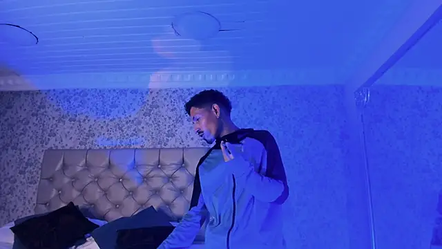 NoaahTylor online show from April 2026 04:12:01 AM