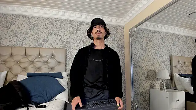 NoaahTylor online show from April 2026 04:34:01 AM