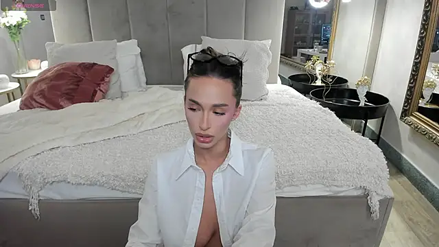 EvaK  online show from February 2026 05:26:01 AM