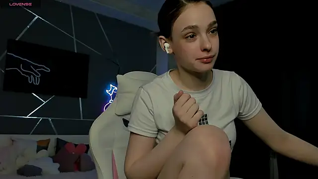 Snapshot of naomi_reiss chatting on May 2026 01:23:02 AM naomi reiss online show from May 2026 01:23:02 AM