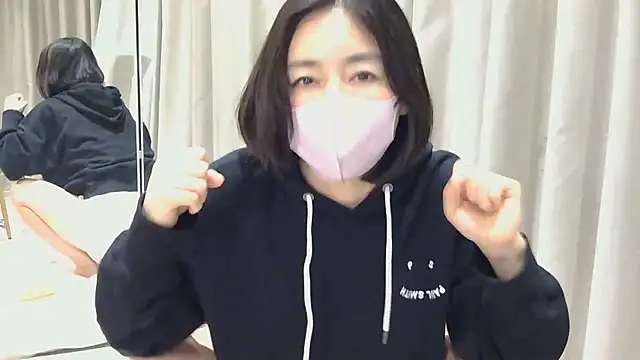 Snapshot of Mochi-Momo chatting on April 2026 02:23:01 PM Mochi-Momo online show from April 2026 02:23:01 PM