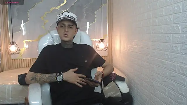 Snapshot of benjamin_anthony chatting on May 2026 04:09:01 AM benjamin anthony online show from May 2026 04:09:01 AM