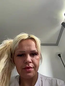 Snapshot of BlondeMilfXo chatting on May 2026 10:22:01 AM BlondeMilfXo online show from May 2026 10:22:01 AM