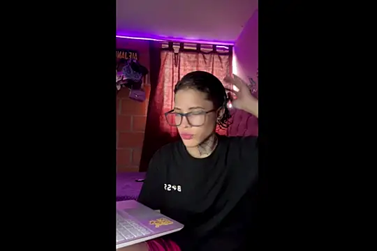 Ale cuzz online show from April 2026 07:50:02 PM