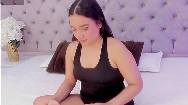 Snapshot of LiiaBloom chatting on May 2026 04:32:02 AM LiiaBloom online show from May 2026 04:32:02 AM