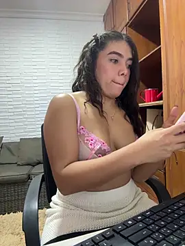 Snapshot of Luna_rousse26 chatting on May 2026 01:40:01 PM Luna rousse26 online show from May 2026 01:40:01 PM