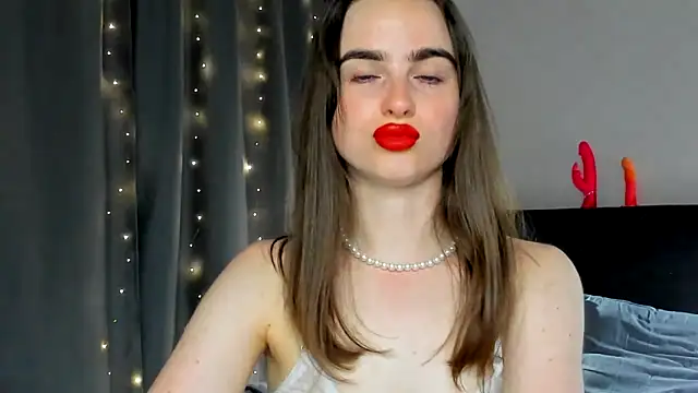 Snapshot of megann_fox2 chatting on June 2026 06:33:02 PM megann fox2 online show from June 2026 06:33:02 PM