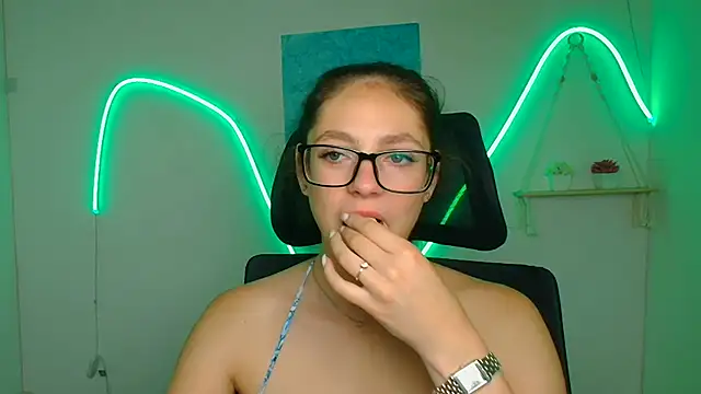 KissMeJulia online show from June 2026 11:20:01 AM