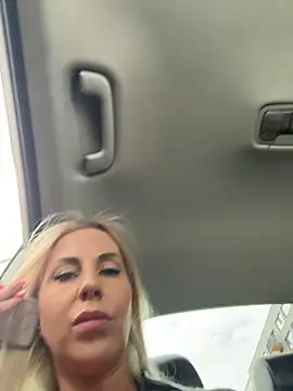 Snapshot of LisaMurr chatting on April 2026 10:03:01 AM LisaMurr online show from April 2026 10:03:01 AM