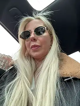 Snapshot of LisaMurr chatting on April 2026 10:52:01 AM LisaMurr online show from April 2026 10:52:01 AM