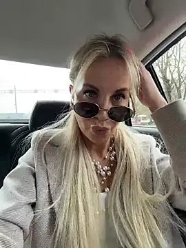 Snapshot of LisaMurr chatting on April 2026 11:49:02 AM LisaMurr online show from April 2026 11:49:02 AM