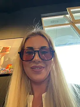 Snapshot of LisaMurr chatting on May 2026 12:01:01 PM LisaMurr online show from May 2026 12:01:01 PM