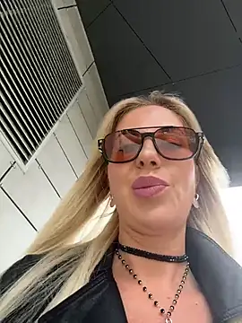 Snapshot of LisaMurr chatting on May 2026 11:06:01 AM LisaMurr online show from May 2026 11:06:01 AM
