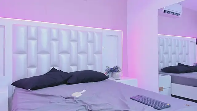 Liia Collins online show from April 2026 07:58:01 PM