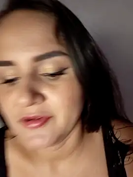 yissela92 online show from April 2026 06:03:02 PM