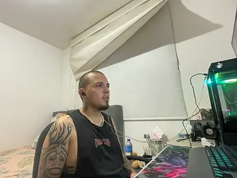 Snapshot of Maximo_Garcia17 chatting on March 2026 01:54:01 AM Maximo Garcia17 online show from March 2026 01:54:01 AM