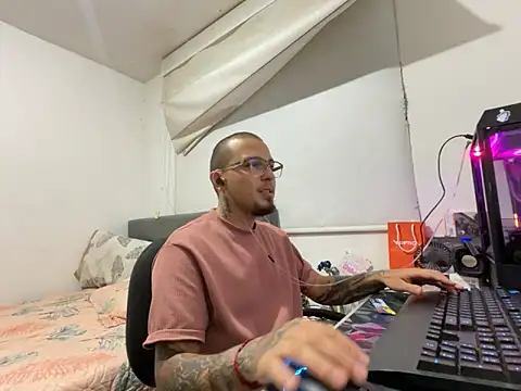 Snapshot of Maximo_Garcia17 chatting on March 2026 12:26:02 AM Maximo Garcia17 online show from March 2026 12:26:02 AM
