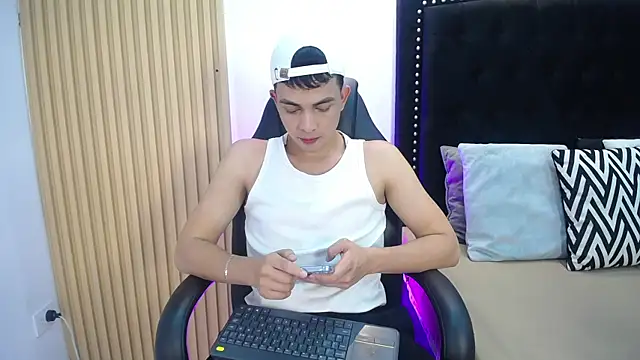 NewYoungHot online show from April 2026 08:12:02 PM