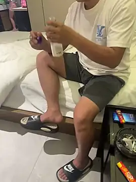 zhuendong000001 online show from April 2026 01:54:02 PM