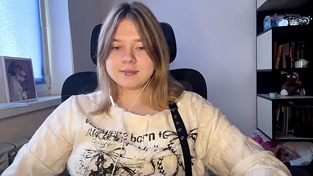 TomikoPfau online show from April 2026 09:19:02 AM