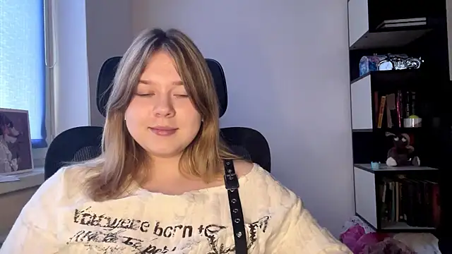 TomikoPfau online show from April 2026 12:29:02 PM