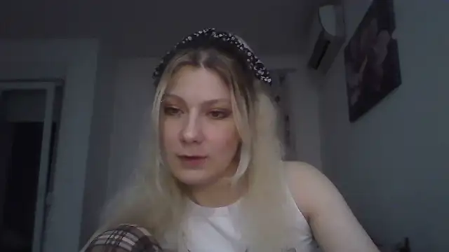 Foxy Bright online show from March 2026 07:19:01 PM