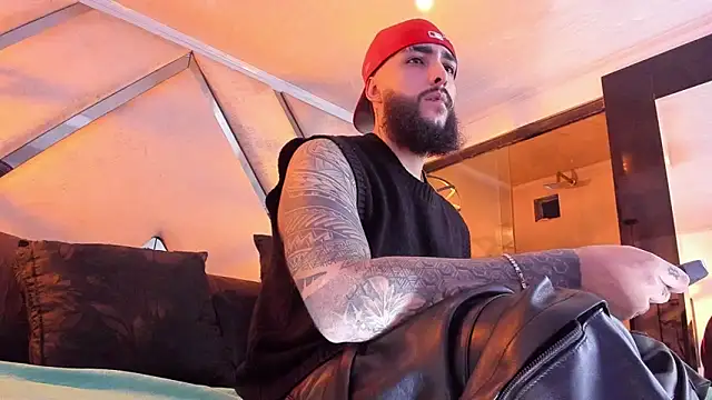 SantiagoHincapiie online show from March 2026 04:20:01 AM