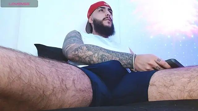 SantiagoHincapiie online show from April 2026 06:05:02 AM