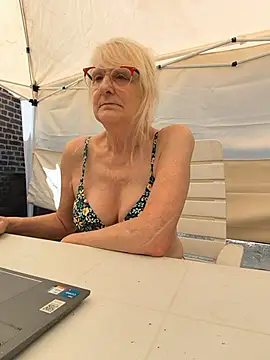 Snapshot of Heidiblueeyes chatting on June 2026 01:20:02 PM Heidiblueeyes online show from June 2026 01:20:02 PM