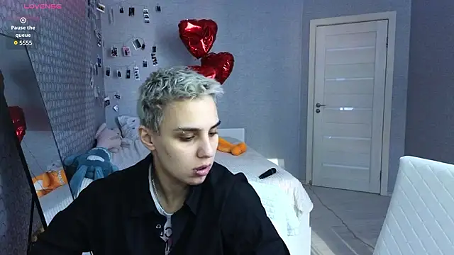 LuxuryLoverss online show from March 2026 10:54:02 AM