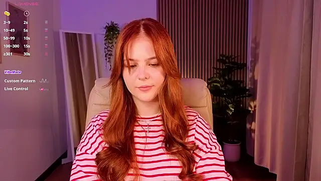 Snapshot of Elle_Funning chatting on May 2026 11:12:03 PM Elle Funning online show from May 2026 11:12:03 PM