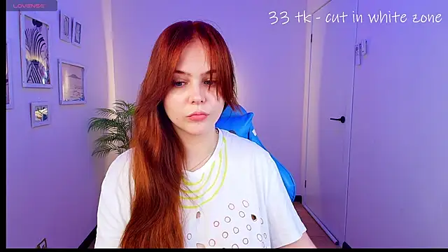 Snapshot of Elle_Funning chatting on June 2026 04:00:02 PM Elle Funning online show from June 2026 04:00:02 PM