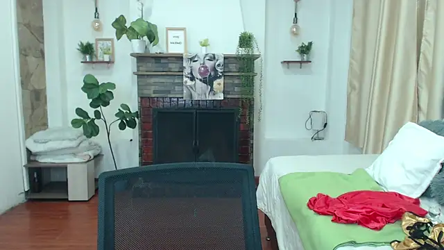 Emma hassani online show from April 2026 01:28:02 PM