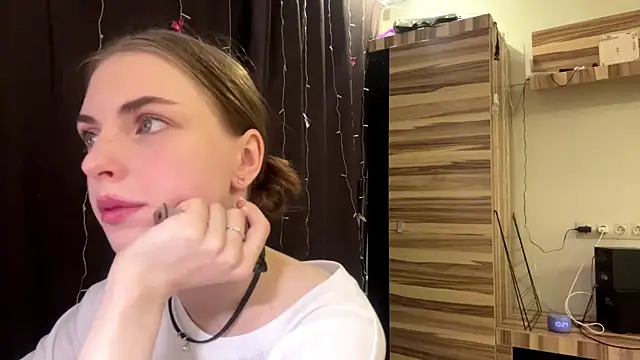 PollyDream online show from March 2026 07:25:02 AM